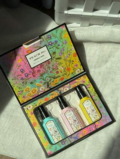 PEACH JO+ مجموعة رذاذ العطر الزهري الحالم المحدود الإصدار، معطر هواء العلاج بالروائح للاستخدام الداخلي/الخارجي، رذاذ متعدد الطبقات يرفع المزاج ذو رائحة طبيعية طازجة وجذابة طويلة الأمد، ينطلق منه عبير الياسمين والجاردينيا والخزامى، هدية مثالية للمناسبات وا