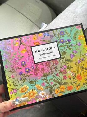PEACH JO+ مجموعة رذاذ العطر الزهري الحالم المحدود الإصدار، معطر هواء العلاج بالروائح للاستخدام الداخلي/الخارجي، رذاذ متعدد الطبقات يرفع المزاج ذو رائحة طبيعية طازجة وجذابة طويلة الأمد، ينطلق منه عبير الياسمين والجاردينيا والخزامى، هدية مثالية للمناسبات وا
