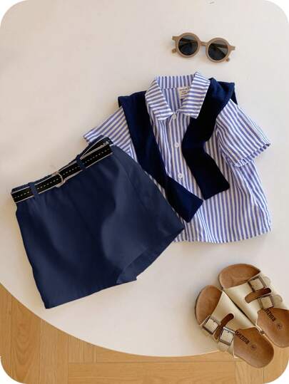 SHEIN 4 قطع أطقم أطفال صبيان لفصل الصيف، قميص مخطط بأكمام قصيرة، شورت بخصر مطاطي، شال ، بدلة جنتلمان كاملة مع حزام مناسبة لحفلة عيد الميلاد، المساء، العروض، حفل الزواج، احتفالات الشهر الأول، عيد الميلاد، حفلة استقبال المواليد