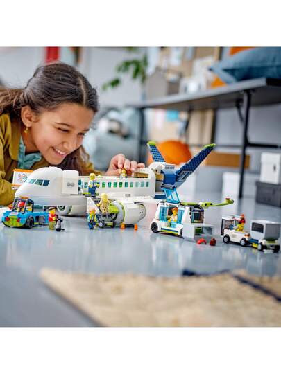 LEGO طائرة ركاب مدينة لعبة - مجموعة ألعاب بناء للأولاد والبنات، من عمر 7 سنوات فما فوق - هدية تعليمية للأطفال - مع ألعاب مركبات قابلة للبناء و 9 شخصيات صغيرة - 60367