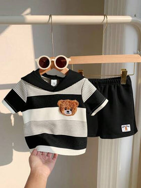 SHEIN مجموعة ملابس علوية وشورت مزينة برسوم الدب الكرتونية الجميلة للأطفال الرضع الصبيان، بتصميم مخطط مع كابوشون، ملابس صيفية عادية مكونة من قطعتين للأطفال الرضع الصبيان