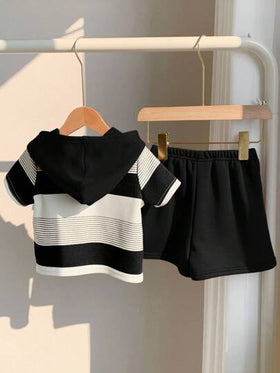 SHEIN مجموعة ملابس علوية وشورت مزينة برسوم الدب الكرتونية الجميلة للأطفال الرضع الصبيان، بتصميم مخطط مع كابوشون، ملابس صيفية عادية مكونة من قطعتين للأطفال الرضع الصبيان