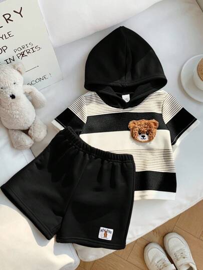 SHEIN مجموعة ملابس علوية وشورت مزينة برسوم الدب الكرتونية الجميلة للأطفال الرضع الصبيان، بتصميم مخطط مع كابوشون، ملابس صيفية عادية مكونة من قطعتين للأطفال الرضع الصبيان
