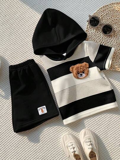 SHEIN مجموعة ملابس علوية وشورت مزينة برسوم الدب الكرتونية الجميلة للأطفال الرضع الصبيان، بتصميم مخطط مع كابوشون، ملابس صيفية عادية مكونة من قطعتين للأطفال الرضع الصبيان