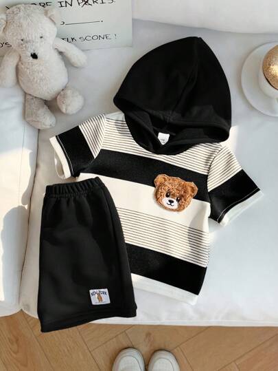 SHEIN مجموعة ملابس علوية وشورت مزينة برسوم الدب الكرتونية الجميلة للأطفال الرضع الصبيان، بتصميم مخطط مع كابوشون، ملابس صيفية عادية مكونة من قطعتين للأطفال الرضع الصبيان