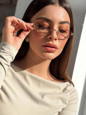 نظارات شمسية أنيقة بإطار معدني بدون إطار بشكل بيضاوي للنساء باللون الرمادي الداكن، مناسبة للارتداء اليومي والإطلالات الأنيقة في الصيف والشاطئ والسفر والأنشطة الخارجية وعودة المدرسة، بتصميم بيضاوي