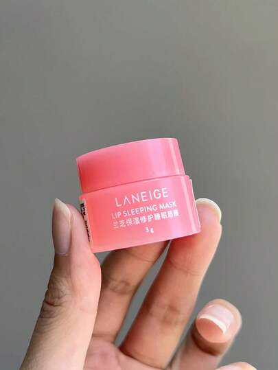 Laneige قناع النوم للشفاه [ميني] من لانيج (توت)، 3 جرام / مصنوع بفيتامين سي وزيت بذور موروموروا وزبدة الشيا، مكونات مضادة للأكسدة، مصمم للشفاه الجافة والمتشققة / مغذي، مرطب، فيتامين سي، زيت بذور موروموروا وزبدة الشيا، مكونات مضادة للأكسدة، شفاه جافة ومتشق