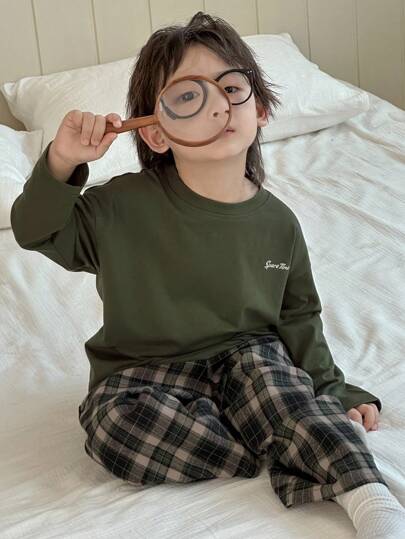 Dazy Kids طقم بيجامة للأولاد مكون من ملابس علوية بأكمام طويلة مطبوع عليها حروف وبنطلون مربعات رمضان