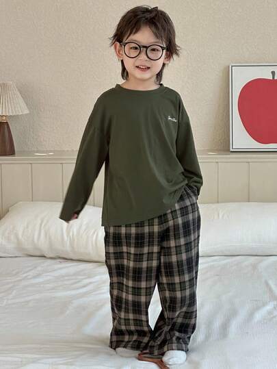 Dazy Kids طقم بيجامة للأولاد مكون من ملابس علوية بأكمام طويلة مطبوع عليها حروف وبنطلون مربعات رمضان