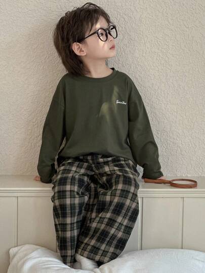 Dazy Kids طقم بيجامة للأولاد مكون من ملابس علوية بأكمام طويلة مطبوع عليها حروف وبنطلون مربعات رمضان