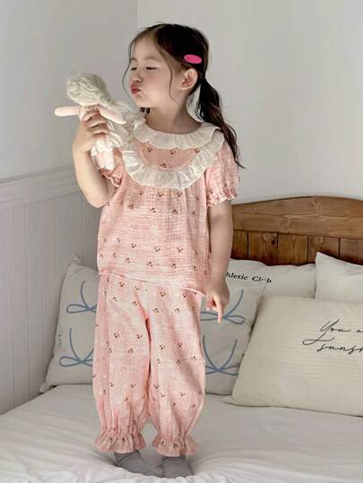 Dazy Kids بيجامة فتاة صغيرة مطبوعة بزهور صغيرة على كامل السطح مع طوق بيتر بان وبنطلون مطوي الأطراف، خريف