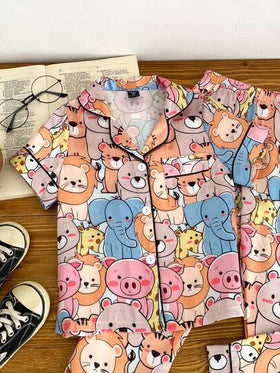 SHEIN طقم بيجامة قصير الأكمام مطبوع بطباعة كرتونية من الحرير الصناعي للفتيات الصغيرات
