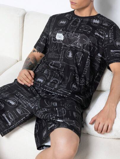 BATMAN X SHEIN طقم ملابس رجالي مكون من ملابس علوية بأكمام قصيرة مطبوع عليها حرف وشورت للراحة المنزلية