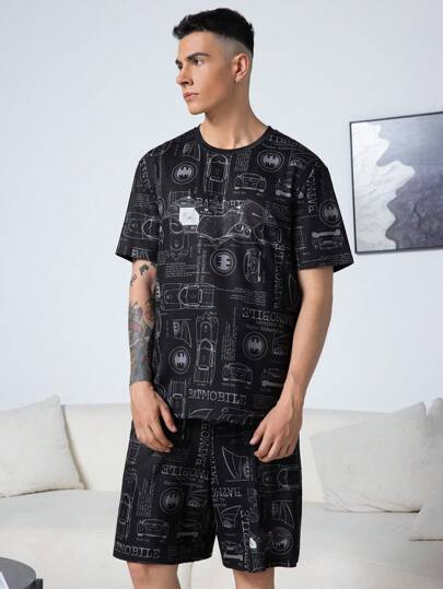 BATMAN X SHEIN طقم ملابس رجالي مكون من ملابس علوية بأكمام قصيرة مطبوع عليها حرف وشورت للراحة المنزلية
