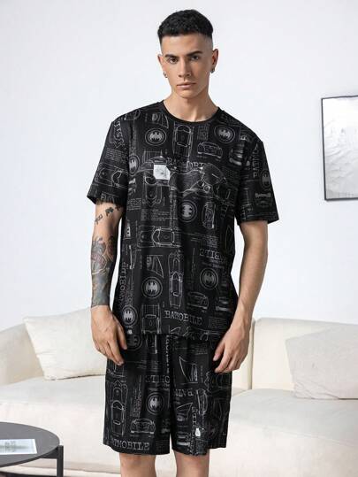 BATMAN X SHEIN طقم ملابس رجالي مكون من ملابس علوية بأكمام قصيرة مطبوع عليها حرف وشورت للراحة المنزلية