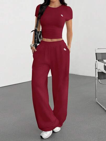 SHEIN EZwear مجموعة من قطعتين للنساء (توب وبنطلون) بطباعة النمط الفارسي ، وتصميم مناسب للصيف ، بأكمام قصيرة وقصة ضيقة