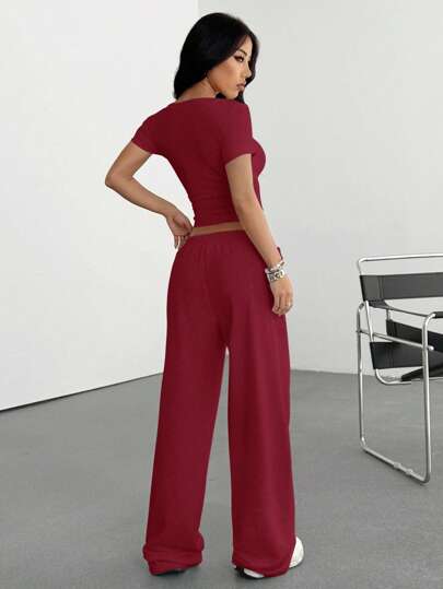 SHEIN EZwear مجموعة من قطعتين للنساء (توب وبنطلون) بطباعة النمط الفارسي ، وتصميم مناسب للصيف ، بأكمام قصيرة وقصة ضيقة