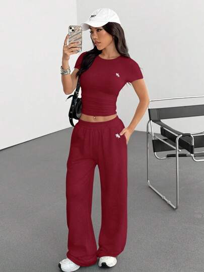 SHEIN EZwear مجموعة من قطعتين للنساء (توب وبنطلون) بطباعة النمط الفارسي ، وتصميم مناسب للصيف ، بأكمام قصيرة وقصة ضيقة
