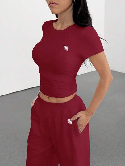 SHEIN EZwear مجموعة من قطعتين للنساء (توب وبنطلون) بطباعة النمط الفارسي ، وتصميم مناسب للصيف ، بأكمام قصيرة وقصة ضيقة
