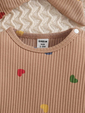 SHEIN جمبسوت قفز للأطفال حديثي الولادة مطبوعة بشكل قلب، جمبسوت قفز كاجوال مريحة مصنوعة من الأصواف مع شريطة للرأس، مناسبة للخريف والشتاء