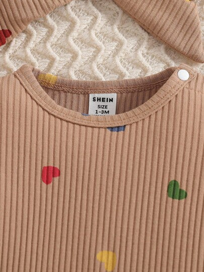 SHEIN جمبسوت قفز للأطفال حديثي الولادة مطبوعة بشكل قلب، جمبسوت قفز كاجوال مريحة مصنوعة من الأصواف مع شريطة للرأس، مناسبة للخريف والشتاء