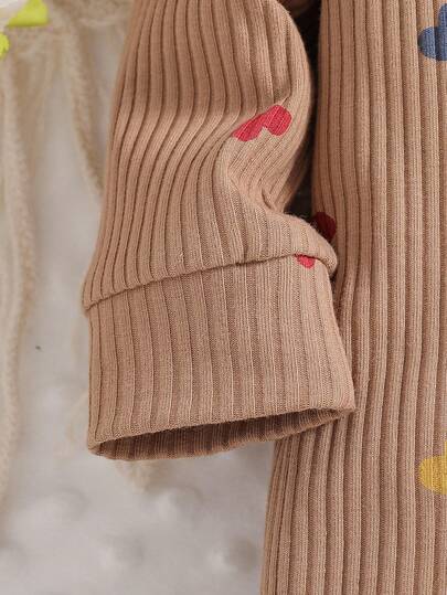 SHEIN جمبسوت قفز للأطفال حديثي الولادة مطبوعة بشكل قلب، جمبسوت قفز كاجوال مريحة مصنوعة من الأصواف مع شريطة للرأس، مناسبة للخريف والشتاء