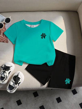 SHEIN مجموعة أساسية صيفية للأطفال الرضع والأطفال الصغار، تتكون من 2 قطعة: تي شيرت أزرق بأكمام قصيرة وطباعة حرف HN على الرقبة المستديرة، وشورت أسود فضفاض