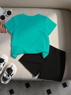 SHEIN مجموعة أساسية صيفية للأطفال الرضع والأطفال الصغار، تتكون من 2 قطعة: تي شيرت أزرق بأكمام قصيرة وطباعة حرف HN على الرقبة المستديرة، وشورت أسود فضفاض