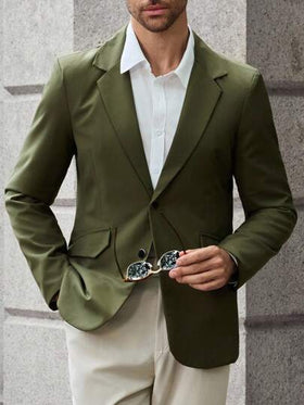 Manfinity Bizformal بليزر رجالي أخضر للأعمال الكاجوال مصنوع من نسيج عالي الجودة ذو ملمس مميز لمظهر منمق وأنيق. يتميز بخياطة رائعة وخطوط بسيطة، وتصميم ضيق معتدل يوازن بين الراحة والأناقة. التصميم البسيط والمتعدد الاستخدامات يتناسب بسهولة مع القمصان والتي ش
