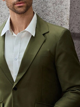Manfinity Bizformal بليزر رجالي أخضر للأعمال الكاجوال مصنوع من نسيج عالي الجودة ذو ملمس مميز لمظهر منمق وأنيق. يتميز بخياطة رائعة وخطوط بسيطة، وتصميم ضيق معتدل يوازن بين الراحة والأناقة. التصميم البسيط والمتعدد الاستخدامات يتناسب بسهولة مع القمصان والتي ش