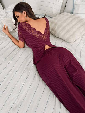 SHEIN مجموعة بيجامة بقميص رقبة على شكل حرف V وبنطلون سادة مع تطريز دانتيل متباين، مجموعة بيجامة مكونة من قطعتين، مجموعة بيجامة للنساء، مجموعة بيجامة مضلعة، مجموعة ثوب نوم