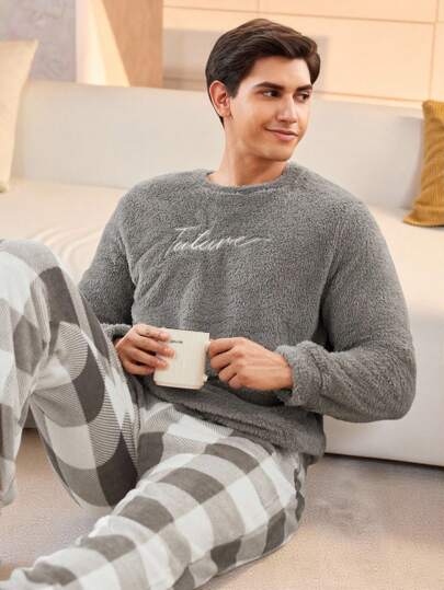 Manfinity Underwear&Sleepwear Basics مجموعة بيجامة رجالية مكونة من 2 قطعة، ملابس علوية مطرز بالحرف وبنطلون فلانيل مربع، ملابس شتوية دافئة