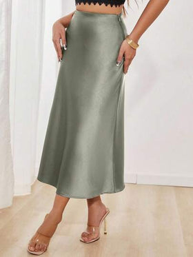 SHEIN PETITE تنورة ساتان أنيقة متعددة الاستخدامات للنساء