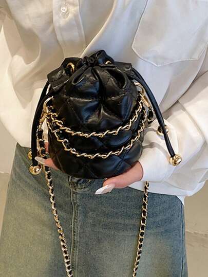 حقيبة كتف نسائية أنيقة من البولي يوريثان بسحاب مربع الشكل ذات لون أحادي، مناسبة للتنقل اليومي مع سلسلة