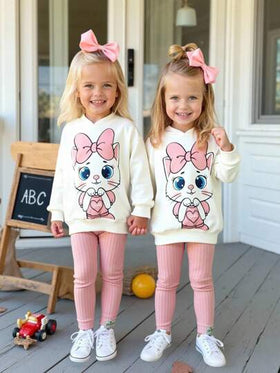 Emery Rose Kids Emery Rose Kids طقم بلوزة هودي مطبوعة برسوم كرتونية جميلة وبنطلون طويل مع خصر مطاطي - مثالي للارتداء اليومي والمدرسي في فصلي الخريف والشتاء، ملابس دافئة ومريحة للفصول الباردة