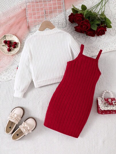 SHEIN Playful Pals جاكيت أبيض بأكمام طويلة وقصير للفتيات الصغيرات مزين بالكرز، مع فستان بحمالات بلون بوردو، طقم مريح وناعم من قطعتين، للخريف والشتاء