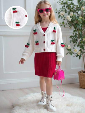 SHEIN Playful Pals جاكيت أبيض بأكمام طويلة وقصير للفتيات الصغيرات مزين بالكرز، مع فستان بحمالات بلون بوردو، طقم مريح وناعم من قطعتين، للخريف والشتاء