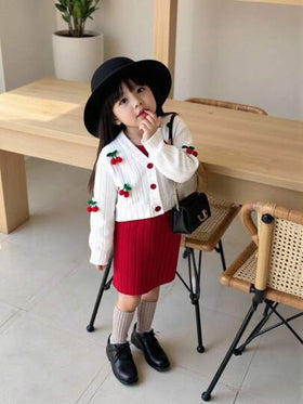 SHEIN Playful Pals جاكيت أبيض بأكمام طويلة وقصير للفتيات الصغيرات مزين بالكرز، مع فستان بحمالات بلون بوردو، طقم مريح وناعم من قطعتين، للخريف والشتاء