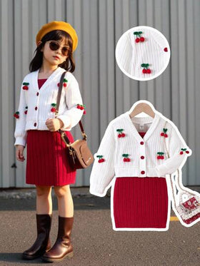 SHEIN Playful Pals جاكيت أبيض بأكمام طويلة وقصير للفتيات الصغيرات مزين بالكرز، مع فستان بحمالات بلون بوردو، طقم مريح وناعم من قطعتين، للخريف والشتاء