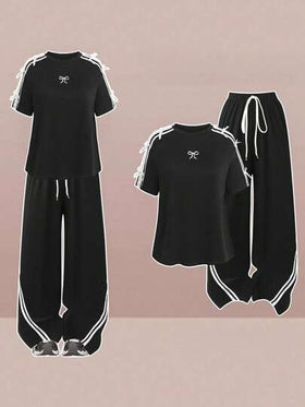 SHEIN LUNE مجموعة قطعتين للنساء ب، بدلة رياضية كاجوال مرقعة بخطوط وزخرفة فيونكة بطراز كلية جميل، ملابس علوية بأكمام قصيرة مطرز بفيونكة وبنطال بخصر مطاطي، مناسبة للارتداء اليومي وموسم العودة إلى المدرسة