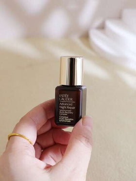Estée Lauder إستي لودر [ميني] سيروم الوجه المتعافي المتزامن المتقدم ليلاً 7مل / استيقظ بإشراق وقلل بشكل ملحوظ علامات الشيخوخة / سيروم لجميع أنواع البشرة، بما في ذلك البشرة الحساسة / سيروم الوجه مع بيبتيد الليل الحصري، حمض الهيالورونيك وقوة مضادة للأكسدة