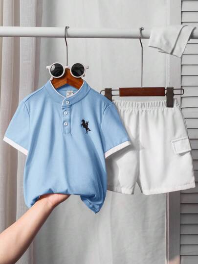 SHEIN 2 قطعة / طقم، تي شيرت محبك بياقة واقفة والوان متباينة وشورت نسيج، لأولاد صغار، مريح للاستخدام اليومي، ملائم للربيع والصيف، للبس اليومي، الرياضة، الخارج، المدرسة، الحفلات، الأعياد، التصوير الفوتوغرافي