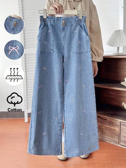 SHEIN Sparklyn بنطلون جينز مستقيم الساق مغسول بلون أزرق فاتح، تصميم خصر مزخرف بزهور عصري مناسب للمراهقات، قطعة فضفاضة وواسعة الساق، مزين بفيونكة وطرز وردي، مناسب لجميع المواسم