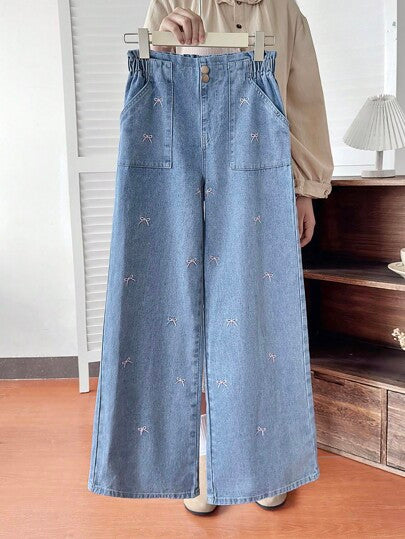 SHEIN Sparklyn بنطلون جينز مستقيم الساق مغسول بلون أزرق فاتح، تصميم خصر مزخرف بزهور عصري مناسب للمراهقات، قطعة فضفاضة وواسعة الساق، مزين بفيونكة وطرز وردي، مناسب لجميع المواسم