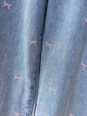 SHEIN Sparklyn بنطلون جينز مستقيم الساق مغسول بلون أزرق فاتح، تصميم خصر مزخرف بزهور عصري مناسب للمراهقات، قطعة فضفاضة وواسعة الساق، مزين بفيونكة وطرز وردي، مناسب لجميع المواسم