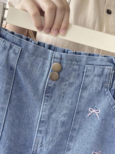 SHEIN Sparklyn بنطلون جينز مستقيم الساق مغسول بلون أزرق فاتح، تصميم خصر مزخرف بزهور عصري مناسب للمراهقات، قطعة فضفاضة وواسعة الساق، مزين بفيونكة وطرز وردي، مناسب لجميع المواسم