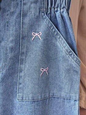 SHEIN Sparklyn بنطلون جينز مستقيم الساق مغسول بلون أزرق فاتح، تصميم خصر مزخرف بزهور عصري مناسب للمراهقات، قطعة فضفاضة وواسعة الساق، مزين بفيونكة وطرز وردي، مناسب لجميع المواسم