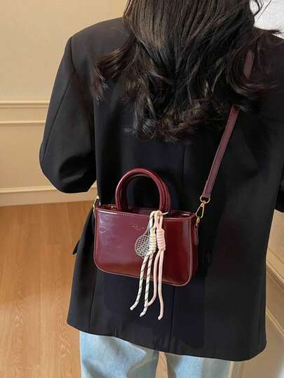 حقيبة يد جديدة بتصميم كلاسيكي بطبعة الجوكر وبلون أحادي من قماش بي يو مقاوم للماء، مع تصميم زخرفي بالحروف، وحقيبة كتف بتصميم زخرفي معلق، مناسبة للسفر والتسوق والحفلات والمواعيد