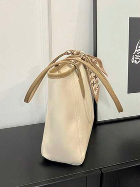 حقيبة كبيرة السعة بلون أحادي مع وشاح من جلد البولي يوريثان، طراز عصري ومبسط، حقيبة كتف متعددة الاستخدامات مناسبة للنساء