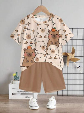 SHEIN طقم قميص وشورت للأطفال الرضع من القماش الناعم مطبوع بطباعة كرتونية للصيف، ملابس أطفال ذكور بني، طقم ملابس صيفية للأطفال الرضع، قميص كم قصير بتصميم الدب وشورت للأطفال الذكور